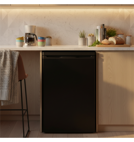 Mała lodówka z zamrażarką 109L czarna Smith&Brown SFTTF-212-BE3 w kuchni