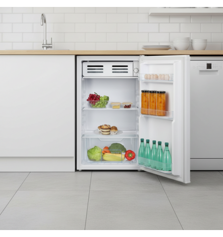 Mała lodówka podblatowa 85L biała Smith&Brown SFTTF-111-WE3 w kuchni